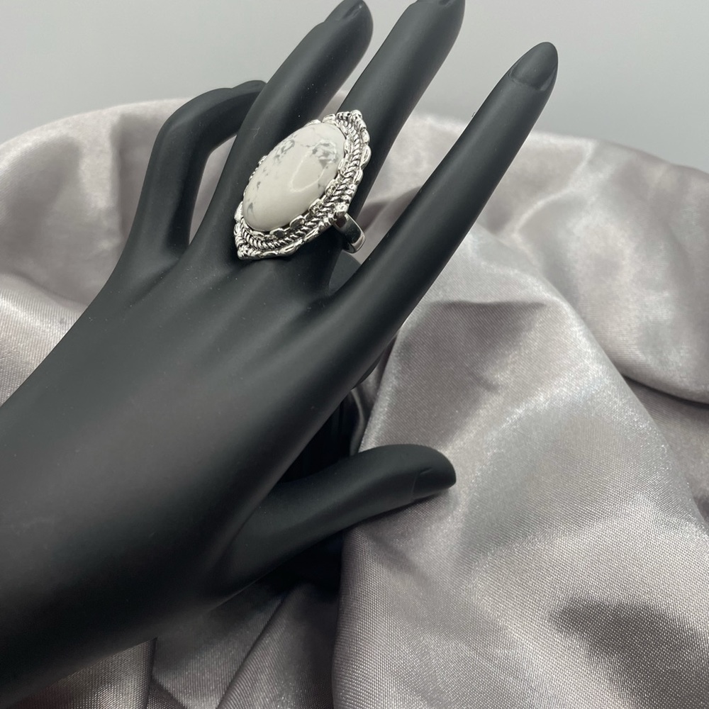 55ctw Howlite Ring: size 7